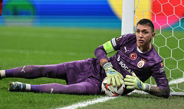 Фаны Галатасарая освистали кипера Муслеру за матч с Динамо. Он им ответил Галатасарая, Муслеру, Динамо