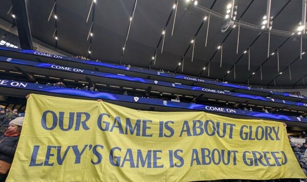 ФОТО. Фанаты Тоттенхэма устроили акции протеста против президента клуба Тоттенхэм, Леви, Лиги, Наша