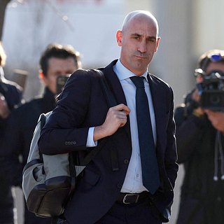 Поцеловавший футболистку экс-глава федерации футбола Испании избежал тюремного срока Рубиалес, Эрмосо, Испании