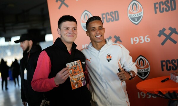 ФОТО. Педриньо провел автограф-сессию перед матчем Шахтера с Кривбассом Шахтар, Кривбас, Львів