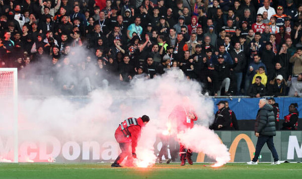 ФОТО. Матч с участием легендарного клуба Франции прервали из-за беспорядков Франции, Монпелье, Этьен, Стассин, Максима