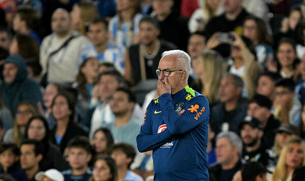 ОФИЦИАЛЬНО. Сборная Бразилии распрощалась с главным тренером Бразилии, Жуниор, Доривал