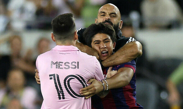 Охраннику Месси запретили выбегать на футбольное поле во время матча Месси, Лионель, Филадельфии