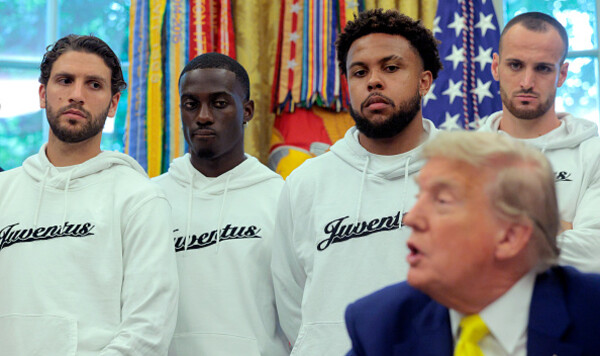 ФОТО ДНЯ. Трамп говорил об Иране, игроки Ювентуса стояли с каменными лицами Ювентус, Иран, Трамп, Востоке, Ближнем