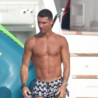 40-летний Роналду показал фотографии без футболки Роналду, Насра, Forbes