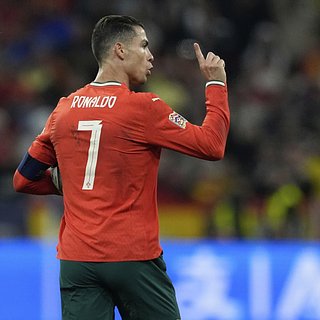 Роналду оттолкнул попытавшегося сфотографироваться с ним фаната в Ереване Португалии, Ереване, Роналду, Армении