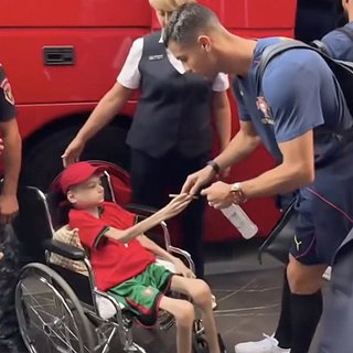 Роналду встретился с больным онкологией фанатом перед матчем с Арменией Армена, Арег, Роналду, Португалии, Visions