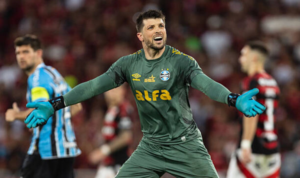 Стереотипы? Нет, не слышал. Голкипер Гремио забил 17-й гол в карьере Гремио, Тиаго, Волпи, Коринтианс