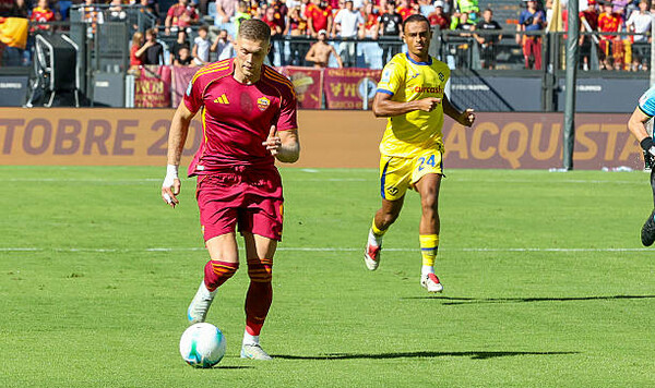 «Он меня поддерживает». Довбик рассказал о дружбе со звездным форвардом Ромы, Эдина, Джеко, Артем