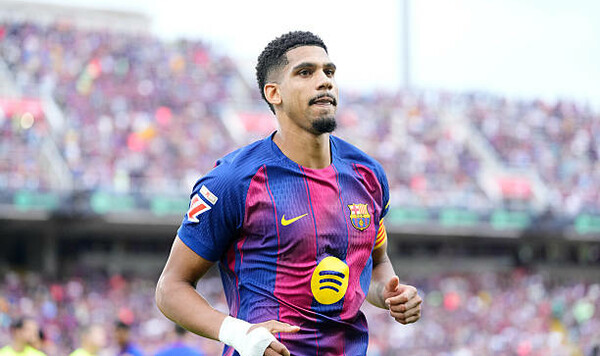 Флик потерял веру в дорогого игрока Барселоны. Его выставили на трансфер Барселоны, Рональд, Араухо, Ливерпуль