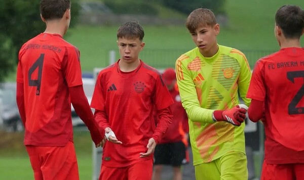 Украинский голкипер Баварии подавал мячи Нойеру в матче Бундеслиги Баварии, Кузьмук, Боруссию, Локомотива, Бундеслиги