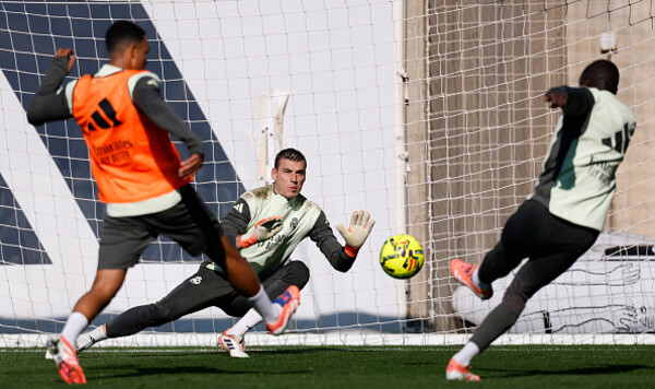 ФОТО. «Не сегодня, Бобби». Лунин и Эндрик поиграли в футбол – на тренировке Бобби, Андрей, Лунин, Эндрик, Реал