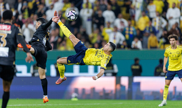 ФОТО ДНЯ. Как Роналду в 40 лет ударом через себя забил 954-й гол в карьере Роналду, Спортинг, Наср, Криштиану, Юнайтед