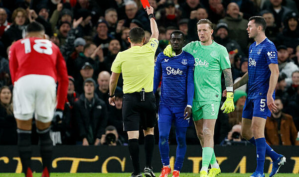 В предыдущий раз удаление в АПЛ за фол против партнера было в 2008 году Эвертон, Идриссы, Гуйе, Холл, Юнайтед