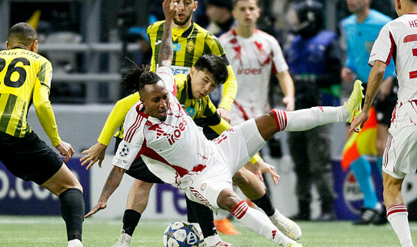 Стартовал новый тур ЛЧ. Команда форварда сборной Украины взяла три очка Украины, Олимпиакос, Мартинс, Лиги, Кайрата