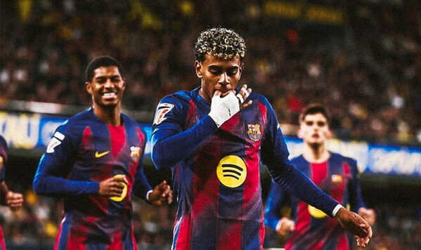 С наградами в руках: Ямаль поделился атмосферными фото из ОАЭ Ямаль, Globe, Soccer, Awards