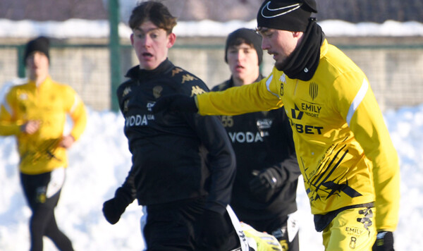 На заснеженном поле. Рух забил пять мячей в ворота тернопольской Нивы Львов, Нива, Тернополь, Руху, Ниву