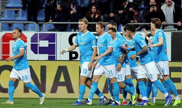 Быстрый гол Мактоминея. Наполи на выезде обыграл Кальяри Наполи, Мактоминея, Кальяри, Милан